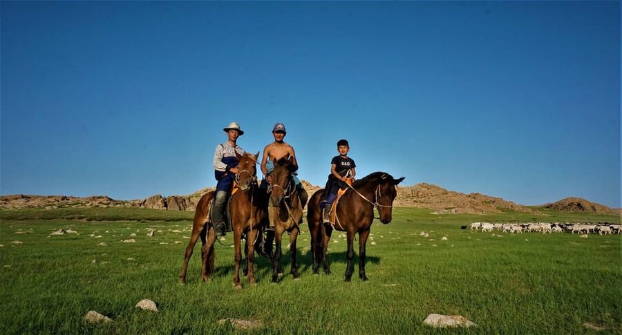Discover / 8 day Great Gobi and Central Mongolia - Day 3: Walking through Yol Valley